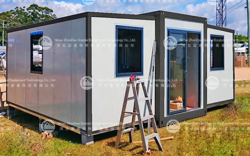 Expandable house sample display
